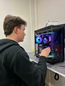 Ensimmäinen pelitietokoneeni – Tietokoneen kasaus Jimm’sin ammattilaisen ohjauksessa askel askeleelta